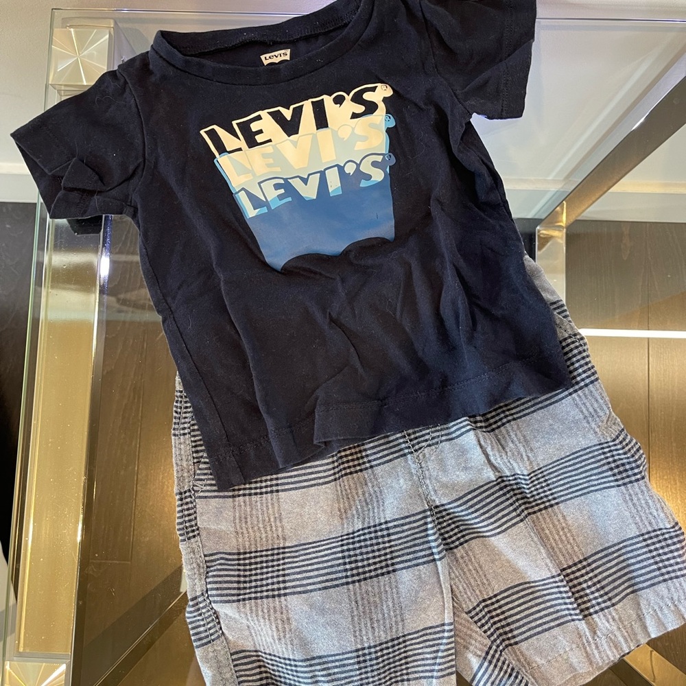 🐳 LEVI’S 🐳 shorts and T-shirt. 24 months. Kids